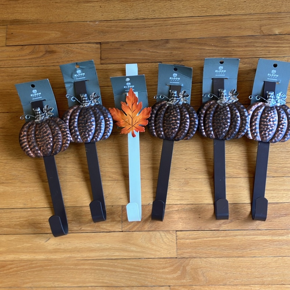 NWT Set of 6 Pumpkin/Fall Wreath Hangers